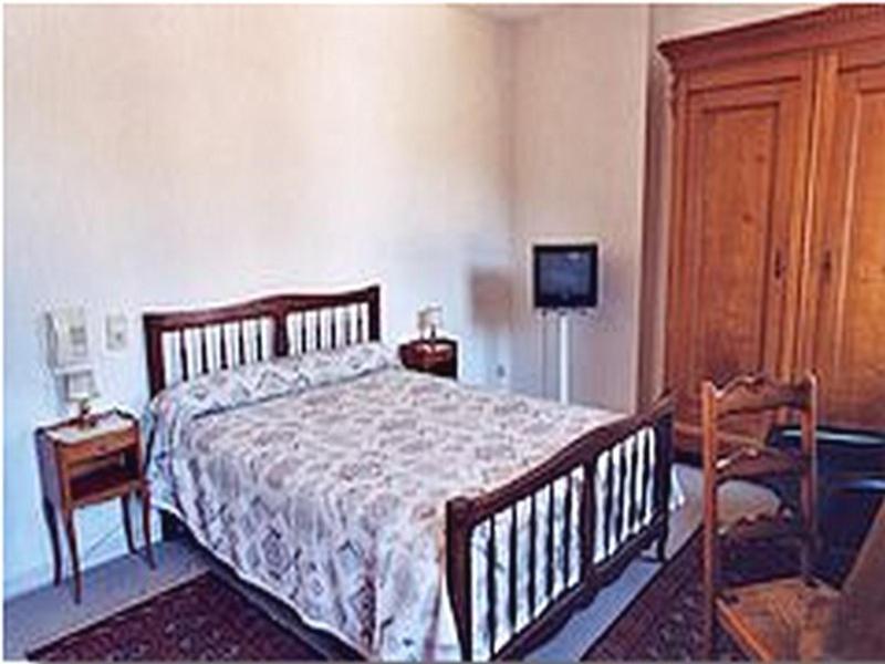 Hotel De Paris Poligny  Phòng bức ảnh